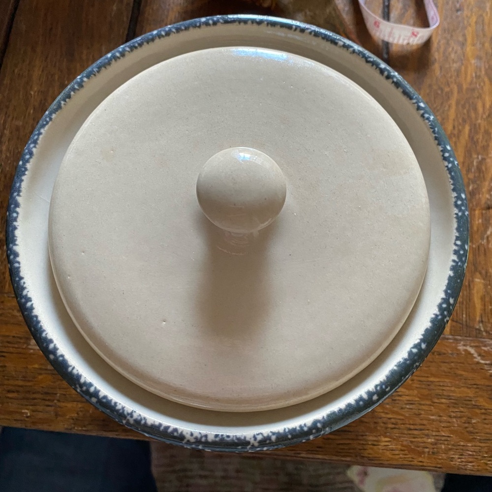 2001 Stone Crock/Bean Pot. Like new condition. Birdhouse Design w/Spongewear Rim - Picture 6 of 16